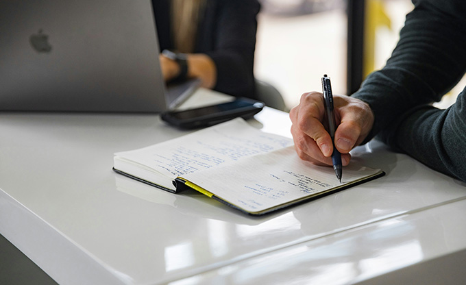 Professionnel en rendez-vous client illustrant le métier de négociateur technico-commercial